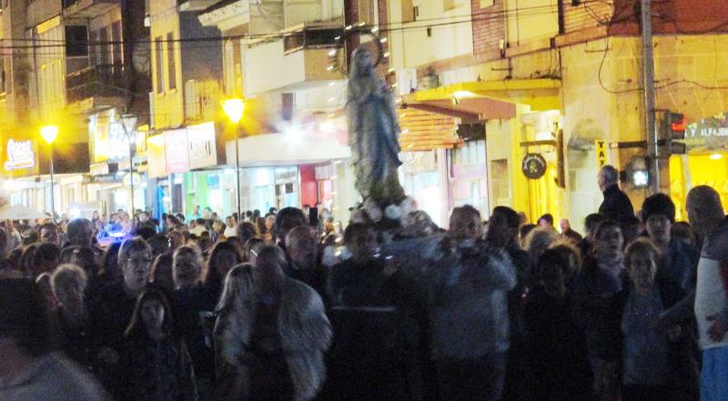 Procesión nocturna en la playa