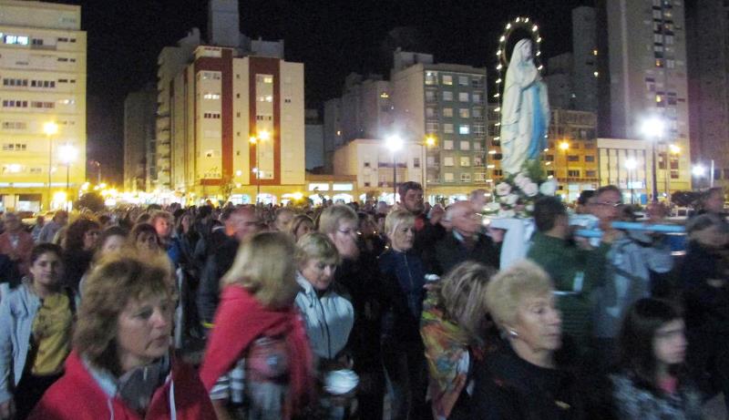 Procesión nocturna en la playa