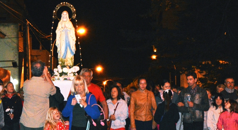 Procesión nocturna en la playa