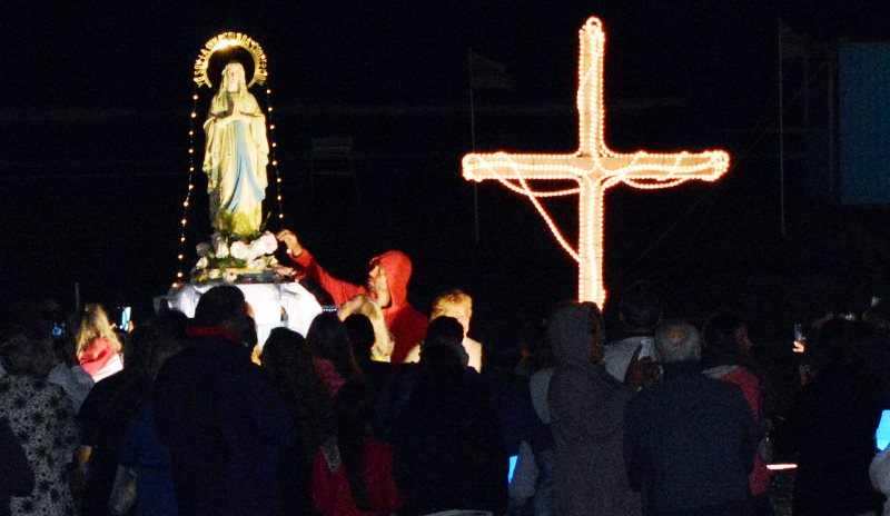 Procesión nocturna en la playa