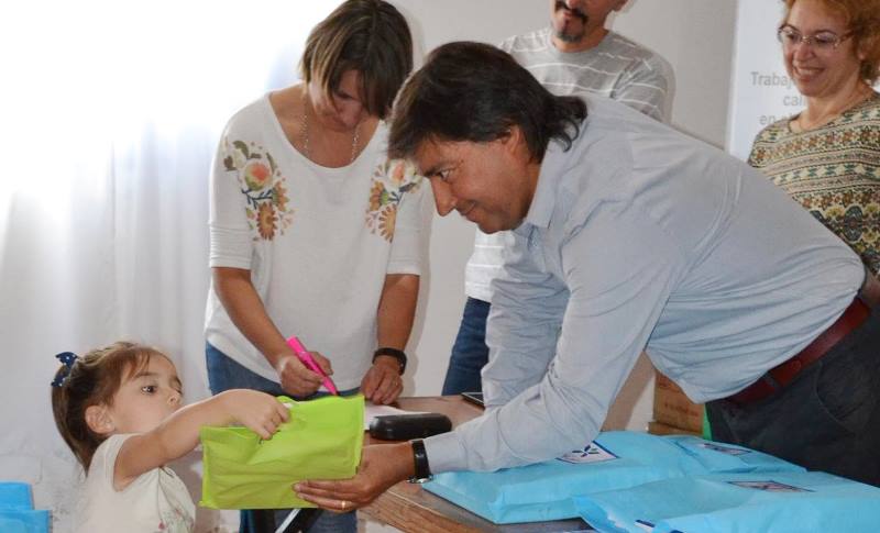 Entrega de kits escolares en Arboledas y Salazar