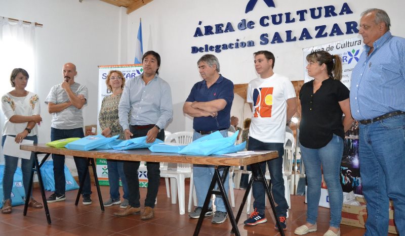 Entrega de kits escolares en Arboledas y Salazar