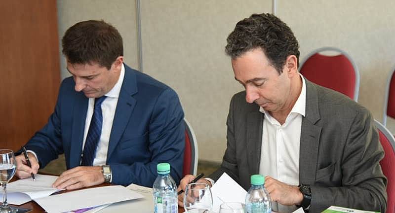 Firman el acuerdo, Pablo Bortolato (izquierda) y Marcelo Kremer.