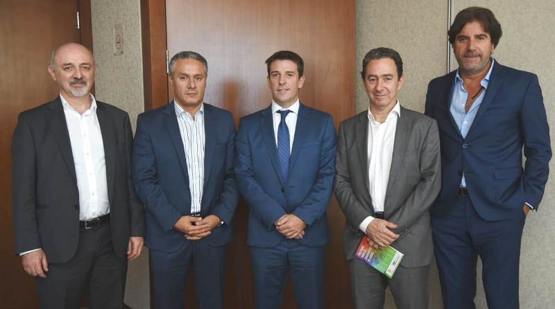 Tras la firma del acuerdo, de izquierda a derecha: Ricardo Liberman (Síndico de FACC), Dip. José Nuñez, Pablo Bortolato (Presidente MAV), Marcelo Kremer (Secretario FACC) y Carlos Canda (Tesorero MAV).