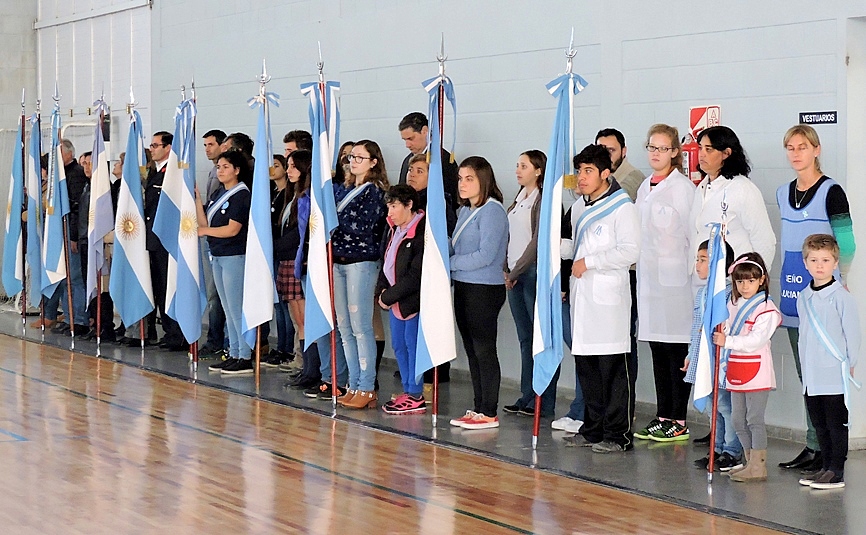 Alumnos y la promesa a la Bandera