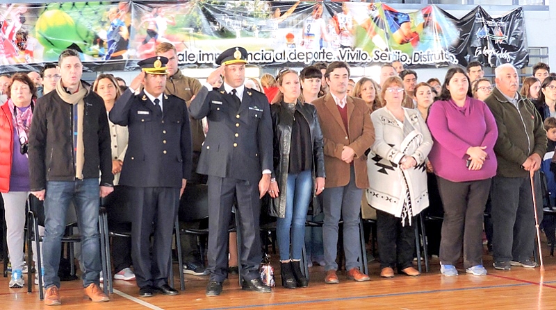 Alumnos y la promesa a la Bandera