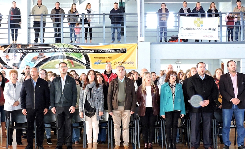Alumnos y la promesa a la Bandera