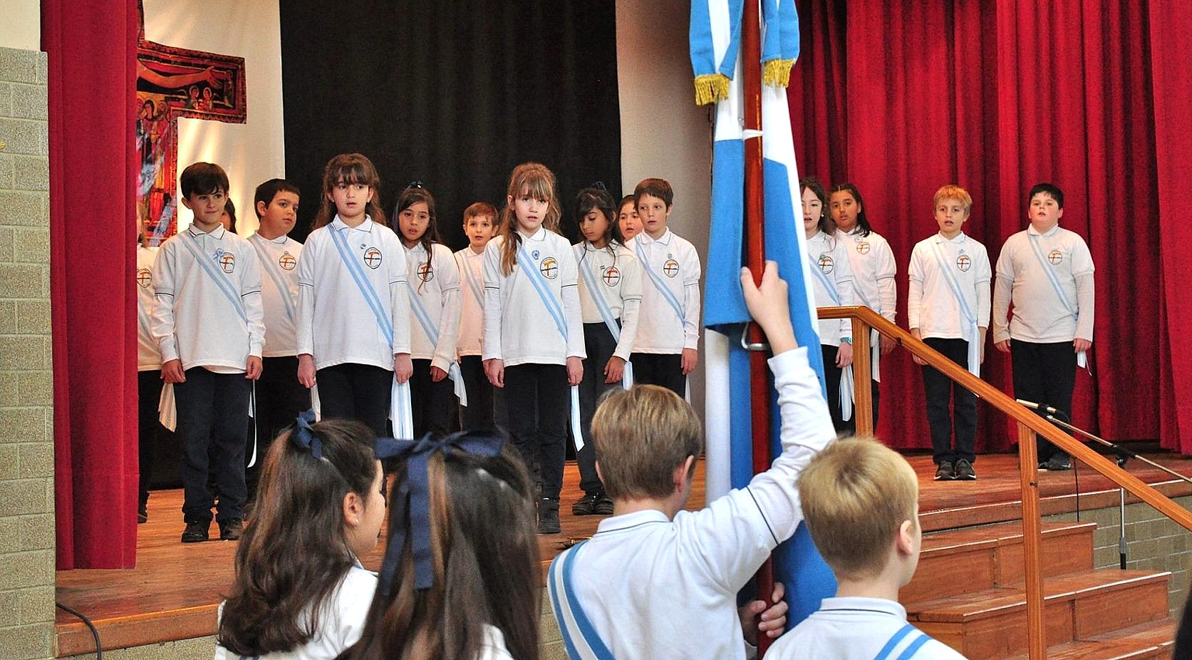 Alumnos y la promesa a la Bandera