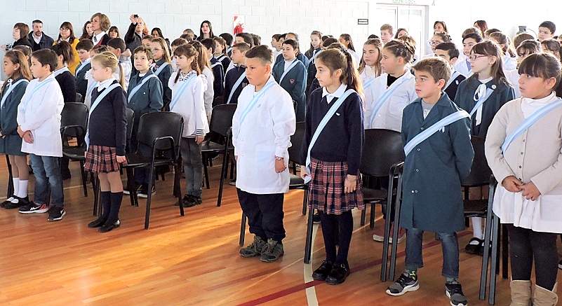 Alumnos y la promesa a la Bandera