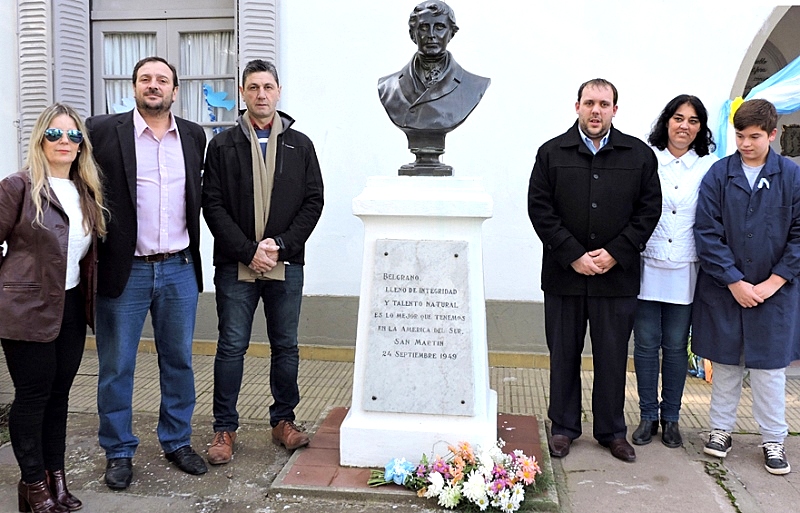 Alumnos y la promesa a la Bandera