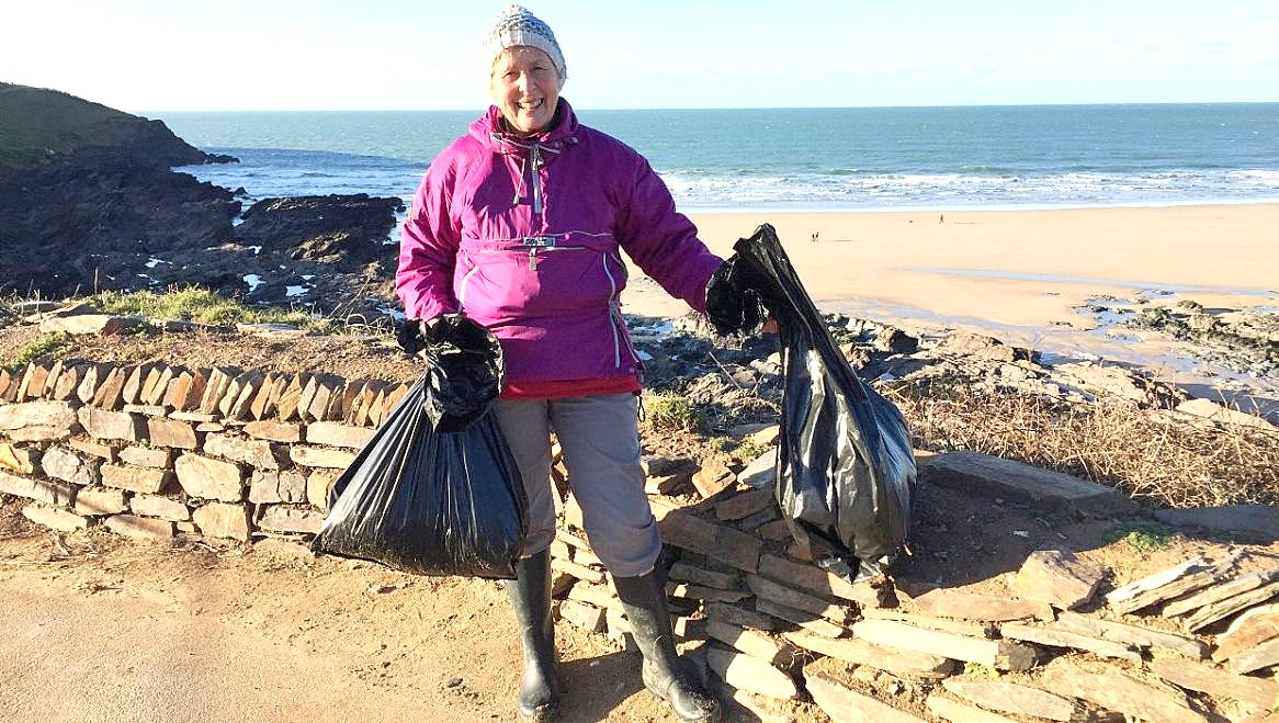 La abuela de 70 años que limpia playas