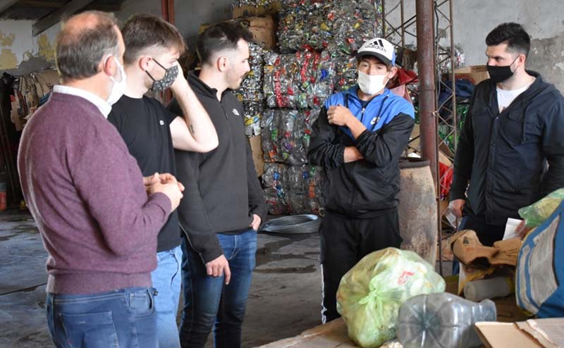 Vecinos de Garré conversando con responsables del proyecto.