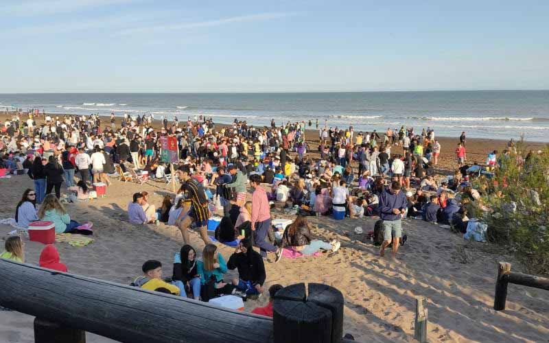 La playa como punto de encuentro para los visitantes.