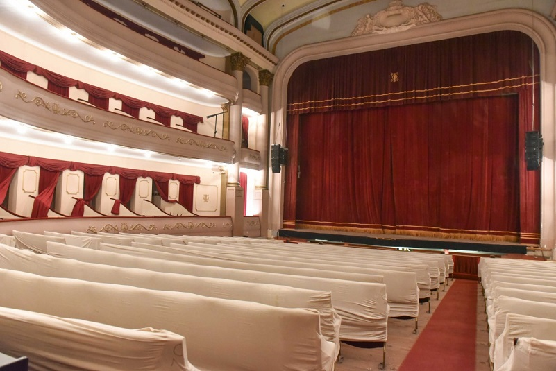 Interior del Teatro Municipal de Bahía Blanca durante las tareas de mantenimiento