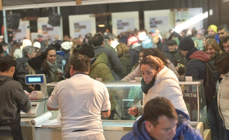 Mercado bahiense en el predio de la FISA